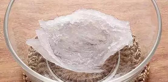 Kiểm tra tổ yến sau khi ngâm