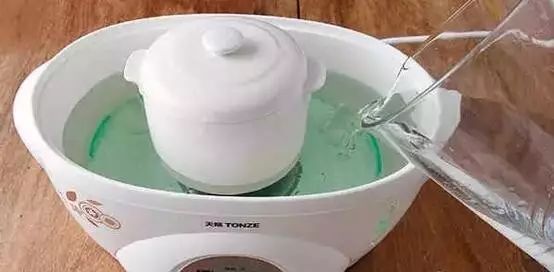 Đặt thố vào nồi